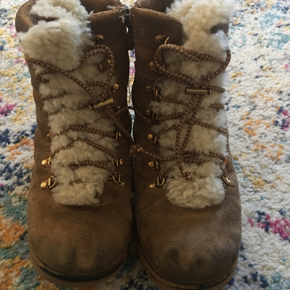 Very used Ugg boots. Selling in a bundle only